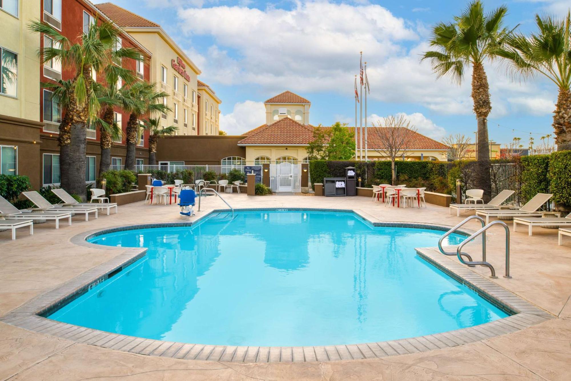 Hilton Garden Inn Fontana Kültér fotó